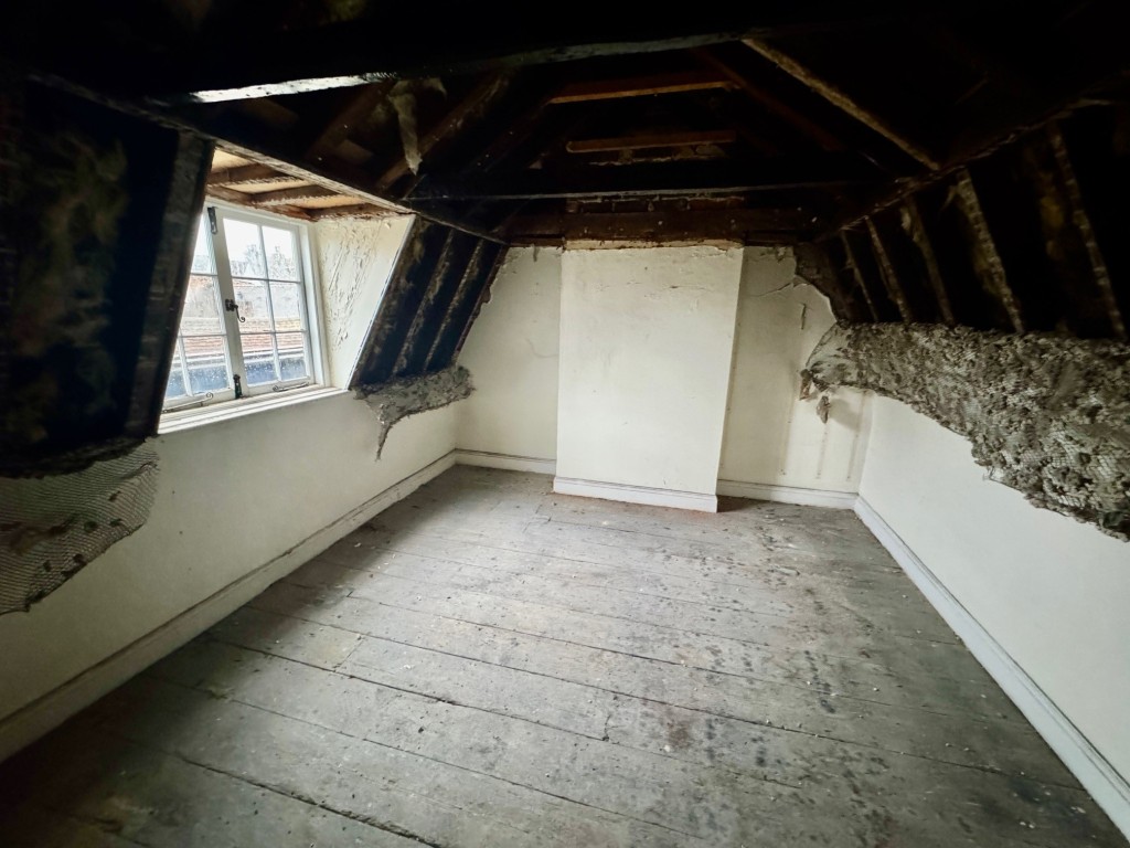 Lot: 60 - DOUBLE FRONTED PERIOD BUILDING IN CITY LOCATION - Top floor room 2